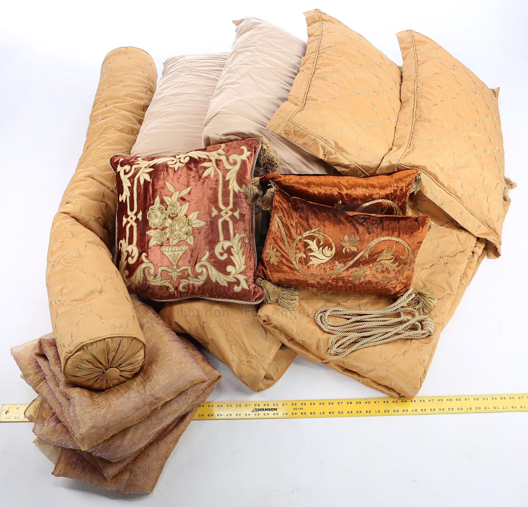 THE TWILIGHT SAGA: ECLIPSE (2010) - Edward Cullen's Bedroom Bedding