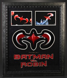 Batman_&_Robin_Robin_Throwing_Wing_1