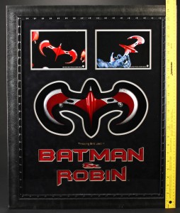 Batman_&_Robin_Robin_Throwing_Wing_scale