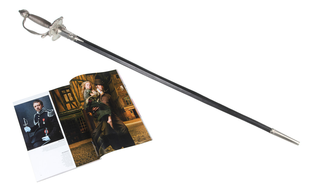 les-miserables-russell-crowe-sword-1