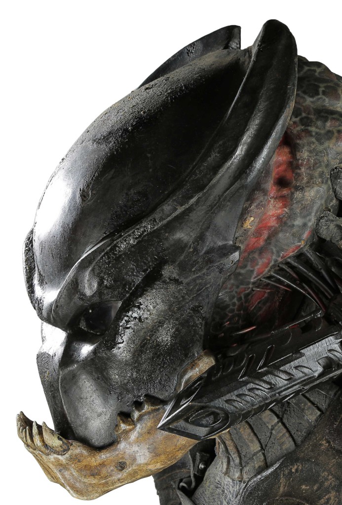 71709_Mr-Black-Predator-full-costume-on-display-stand_15